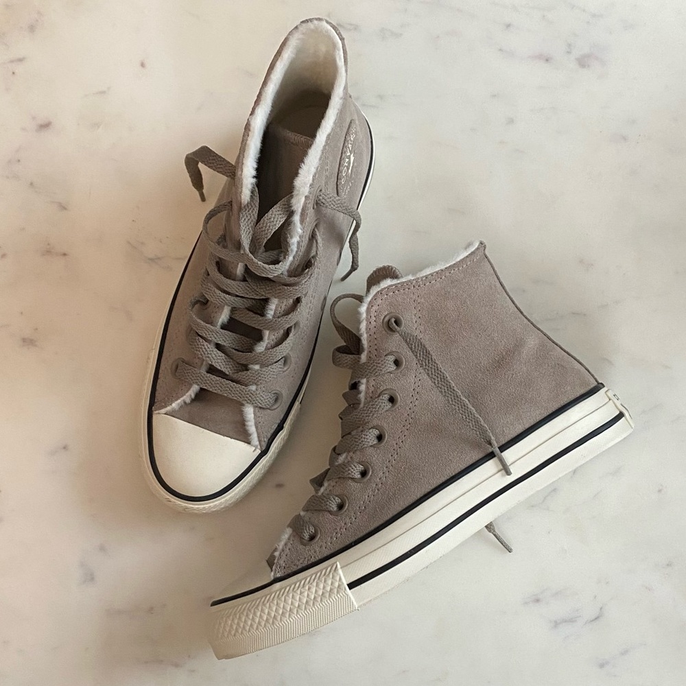 Converse Chuck Taylor All Star. Sherpa Lined, Suede. Taupe. Size 5 US Women